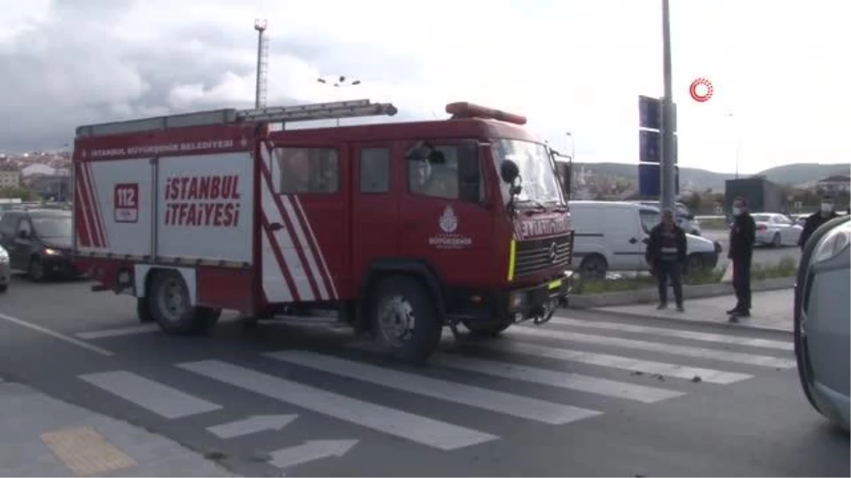 Arnavutköy\'de iki ticari araç çarpıştı: Yan yatan aracın sürücüsü yaralandı
