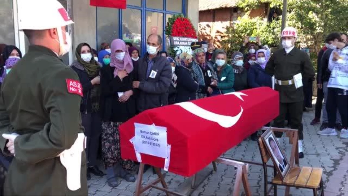 BALIKESİR - Gölcük\'te geçirdiği kalp krizi sonucu vefat eden Deniz Astsubay Burhan Çakır, Balıkesir\'de defnedildi