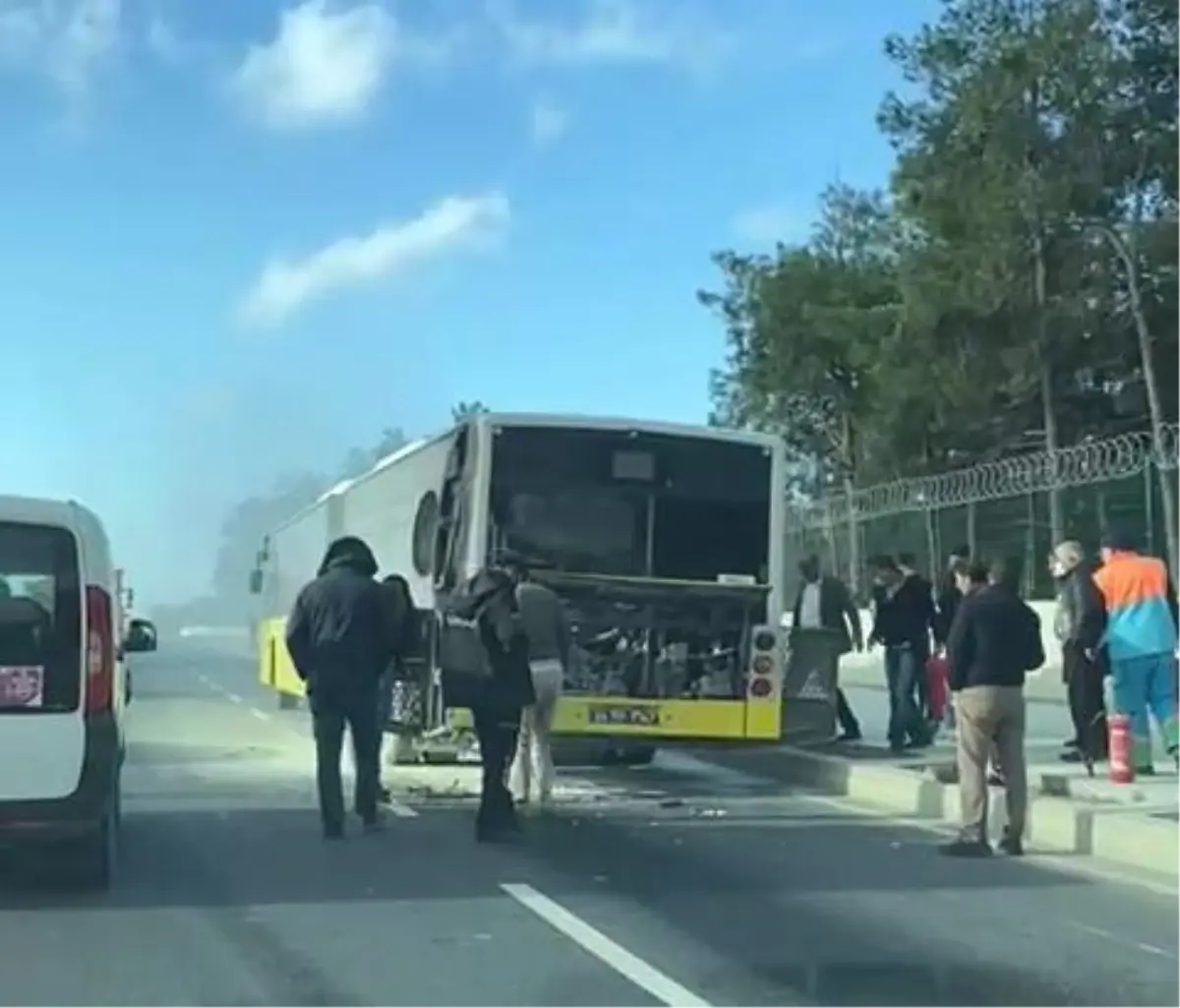 Başakşehir\'de İETT otobüsü yandı, vatandaşlar yangın tüpleri ile söndürdü