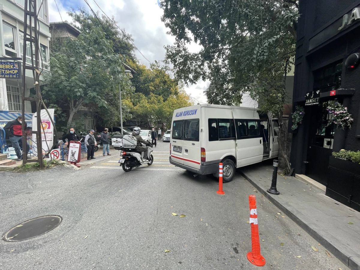Beşiktaş\'ta bir minibüs bina önündeki doğal gaz kutusuna çarptı
