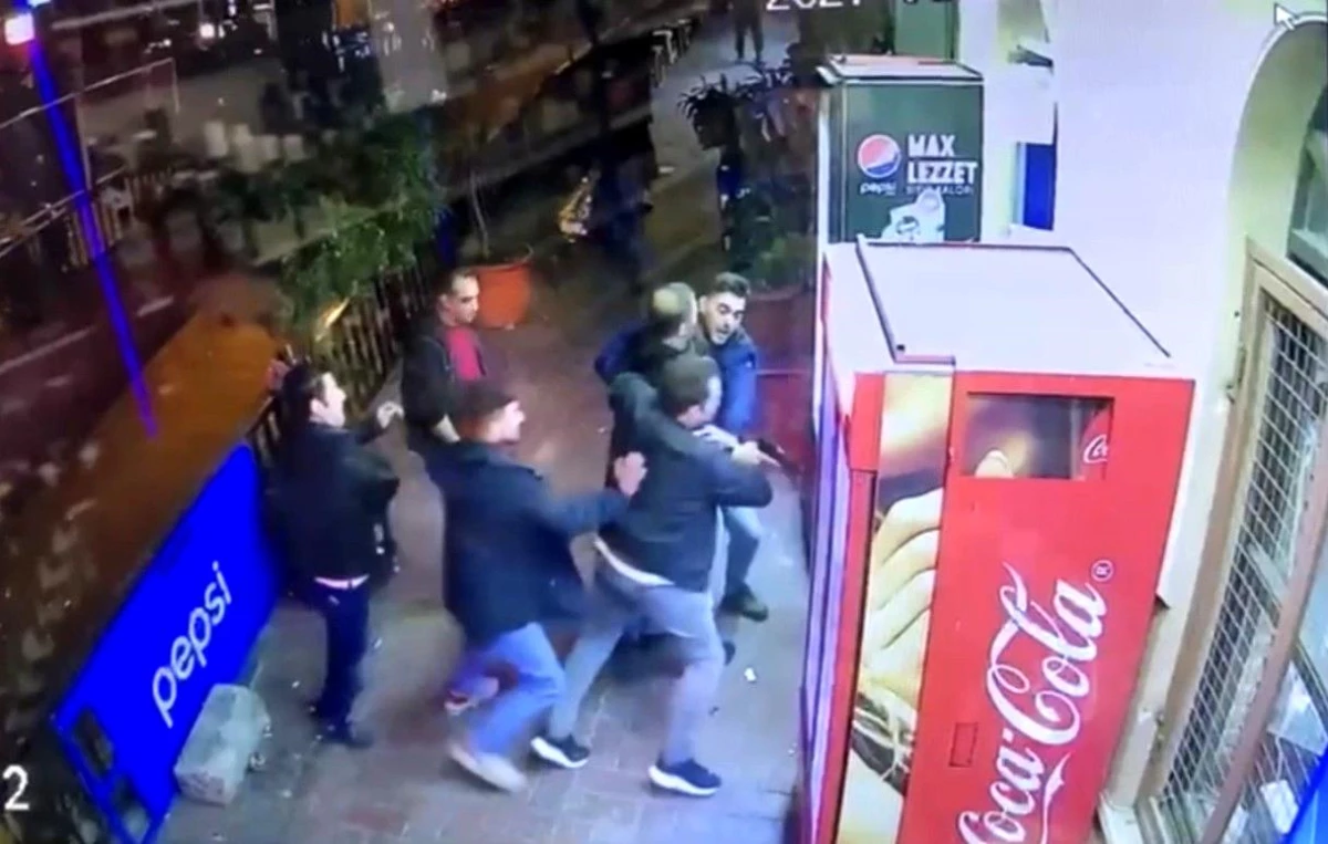 Son dakika haber! Beyoğlu\'nda hareketli dakikalar: Polis saldırganı önce yakaladı sonra linçten kurtardı