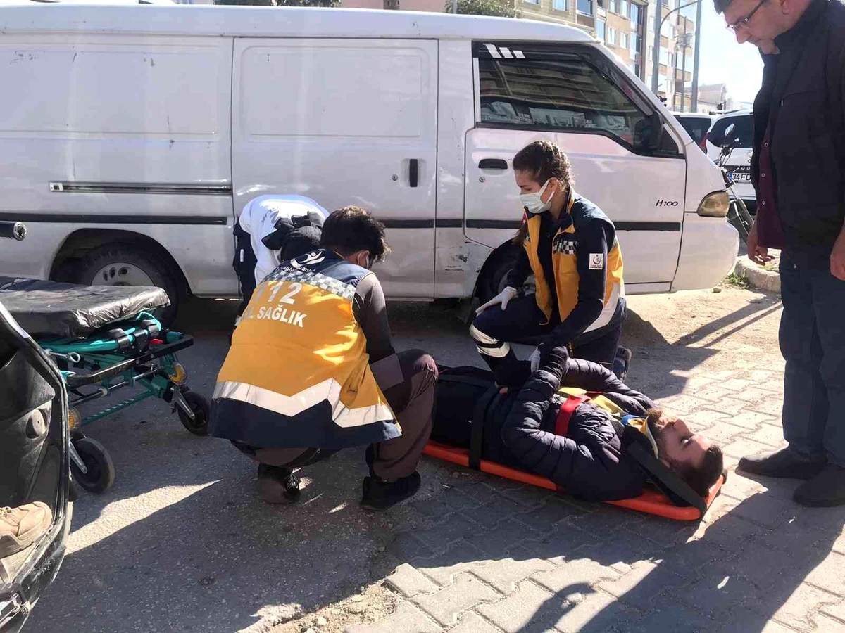 Bilecik\'te kamyonet ile motosiklet çarpıştı: 1 yaralı