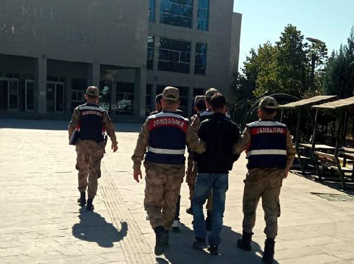 Binanın demir kapısını çalan 2 kişi tutuklandı