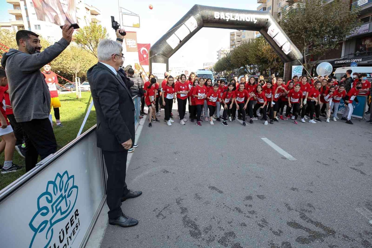 Cumhuriyet coşkusu koşu ile başladı