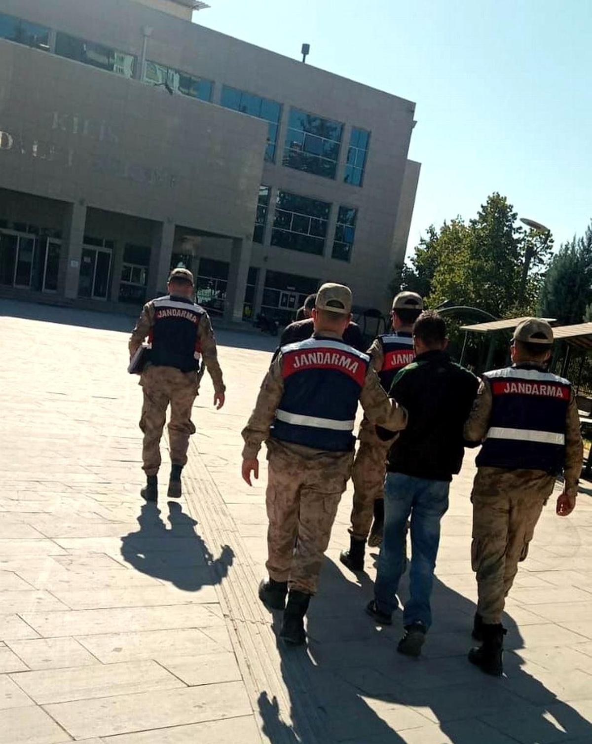 Demir kapıyı çalan 2 hırsız tutuklandı