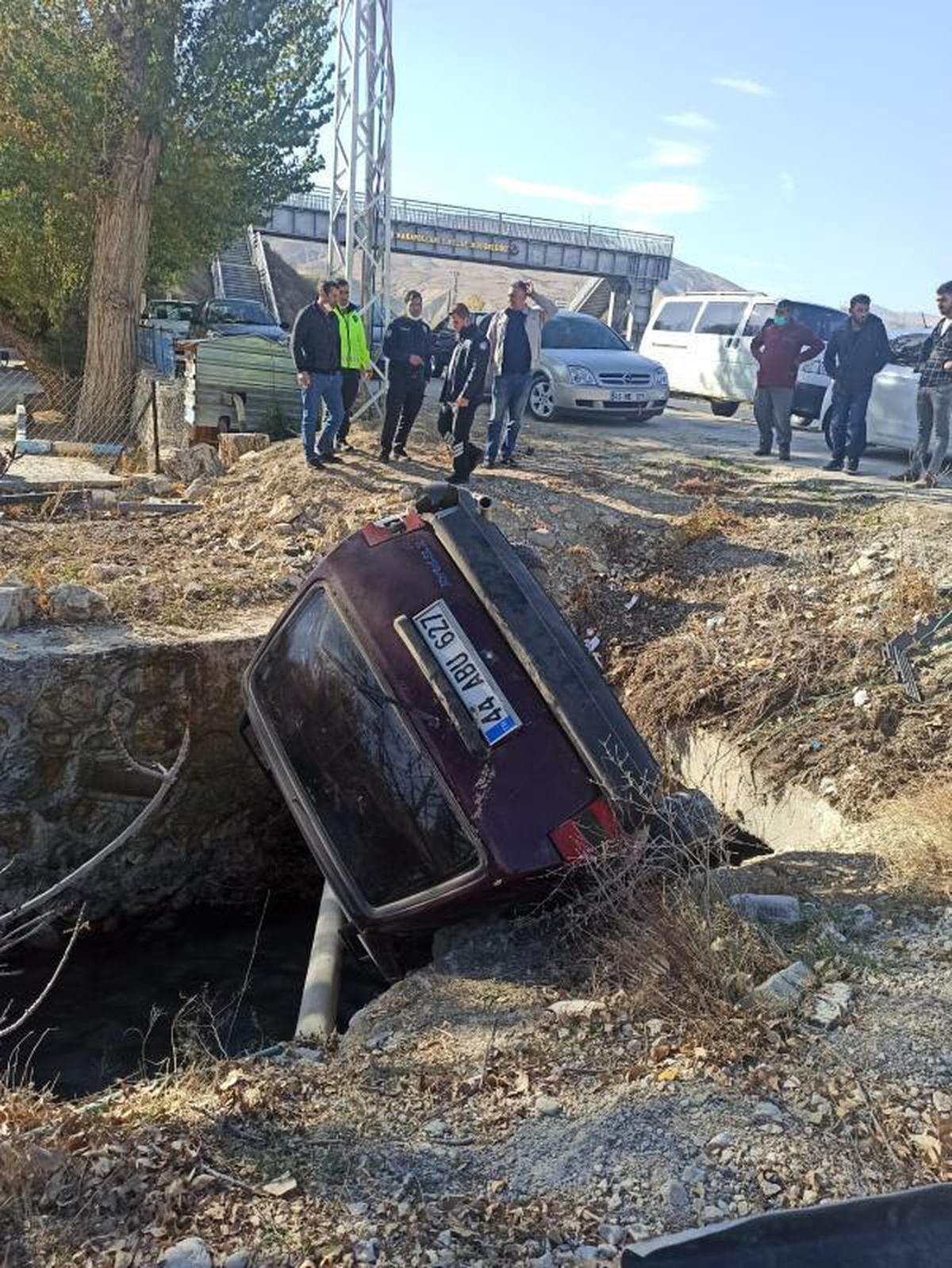 Dereye düşen otomobilin sürücüsü ağır yaralandı