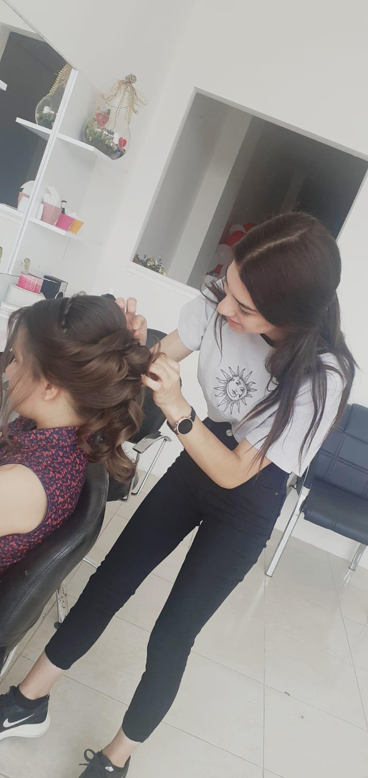 Dinar ilçesinin genç kadın kuaförü 6 yıldır çalışmasını başarılı sürdürüyor