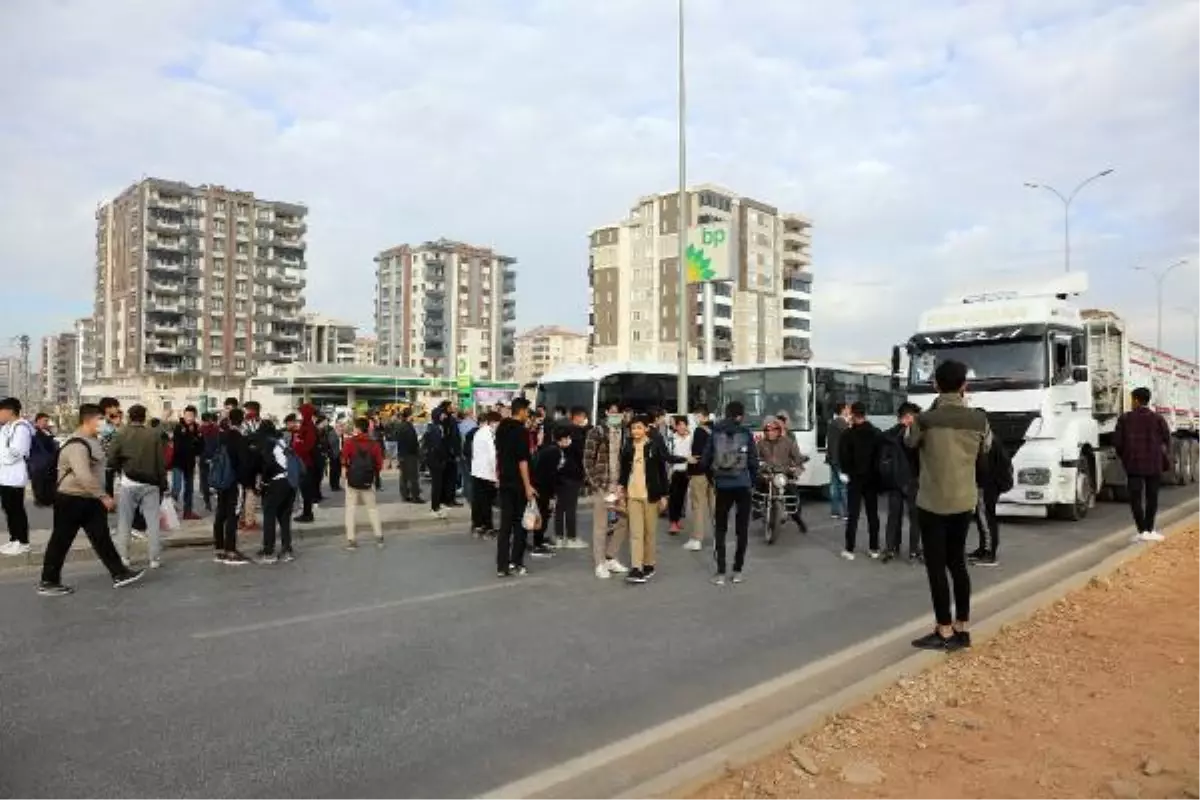 GAZİANTEP\'TE ÜST GEÇİT İSTEYEN VATANDAŞLAR YOLU KAPATTI