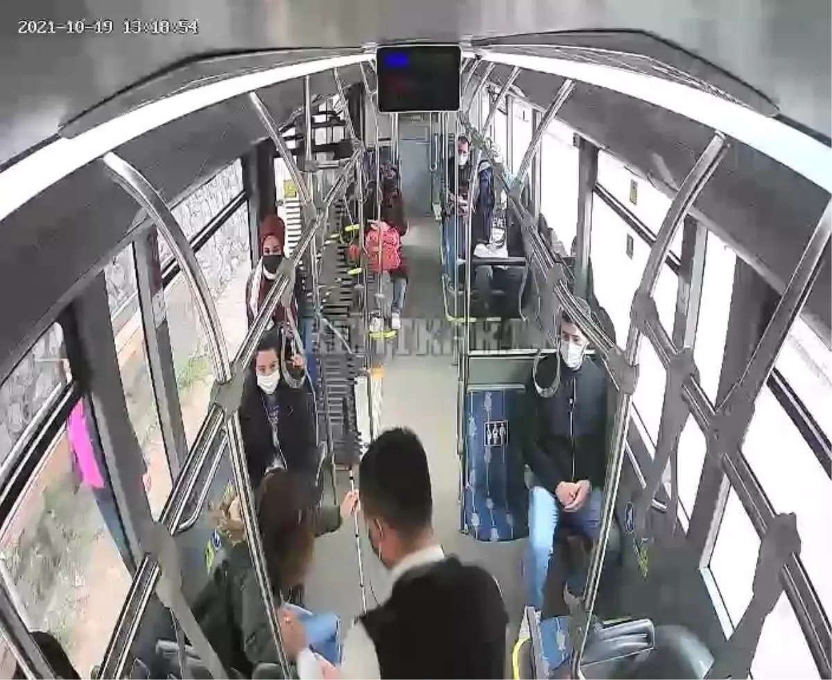 Kocaeli\'de otobüs şoförü engelli yolcunun "gören gözü" oldu