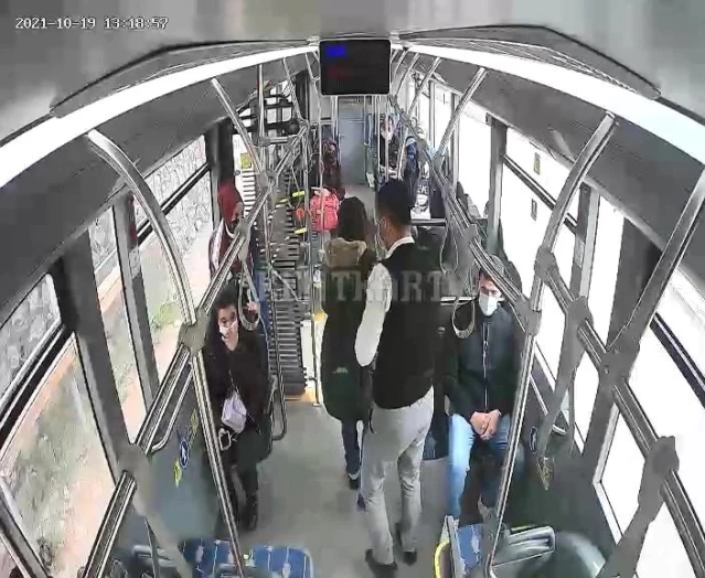 Kocaeli'de otobüs şoförü engelli yolcunun gören gözü oldu