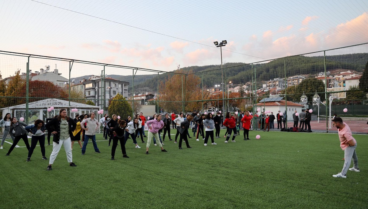 Kadınlar Menteşe\'de Kansere "Gol" Attı