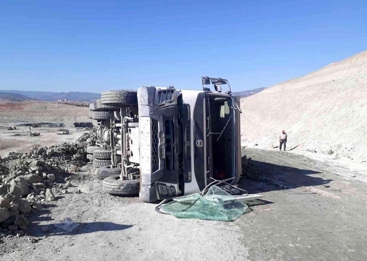 Hisarcık\'ta hafriyat kamyonu devrildi: 1 ölü