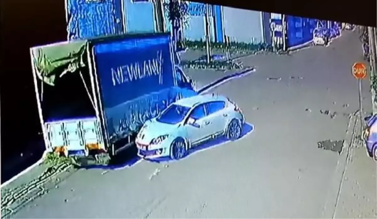 Son dakika haber! İki otomobilin çarpıştığı kaza kamerada; 1 yaralı