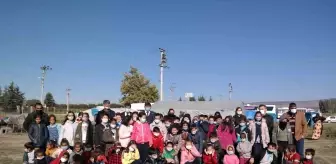 İlkokul öğrencileri çadırda yaşayan mevsimlik işçileri ziyaret etti