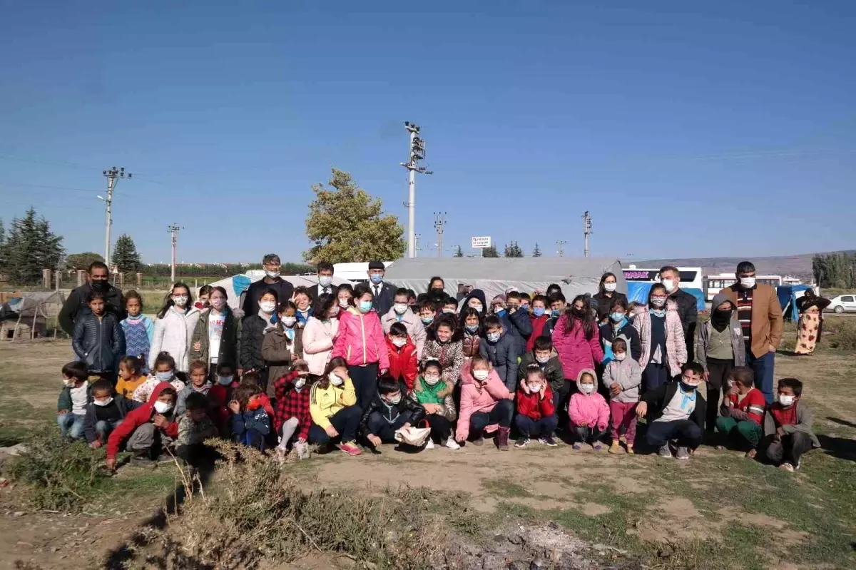 İlkokul öğrencileri çadırda yaşayan mevsimlik işçileri ziyaret etti