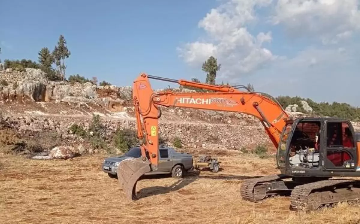 İş makinesiyle kaçak kazı yapan 3 kişi suçüstü yakalandı