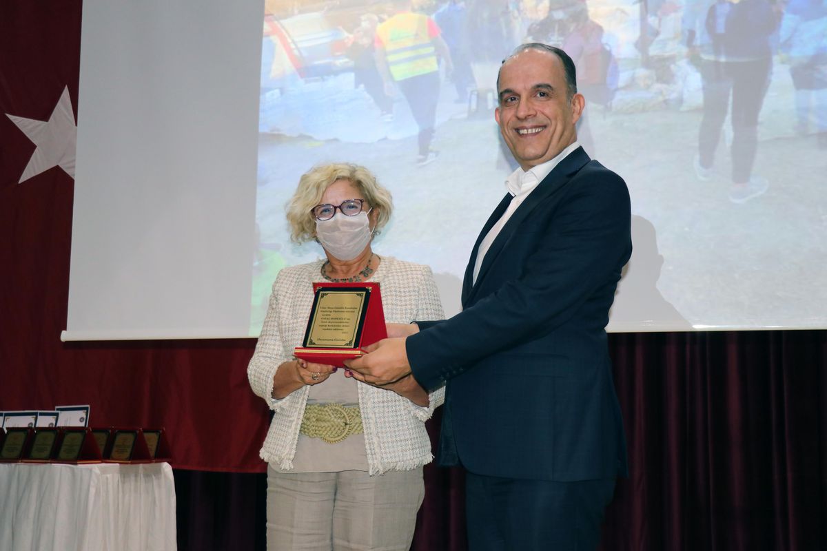 İzmir\'de göçmen dernekleri depremde yaşamını yitiren 117 vatandaşı andı