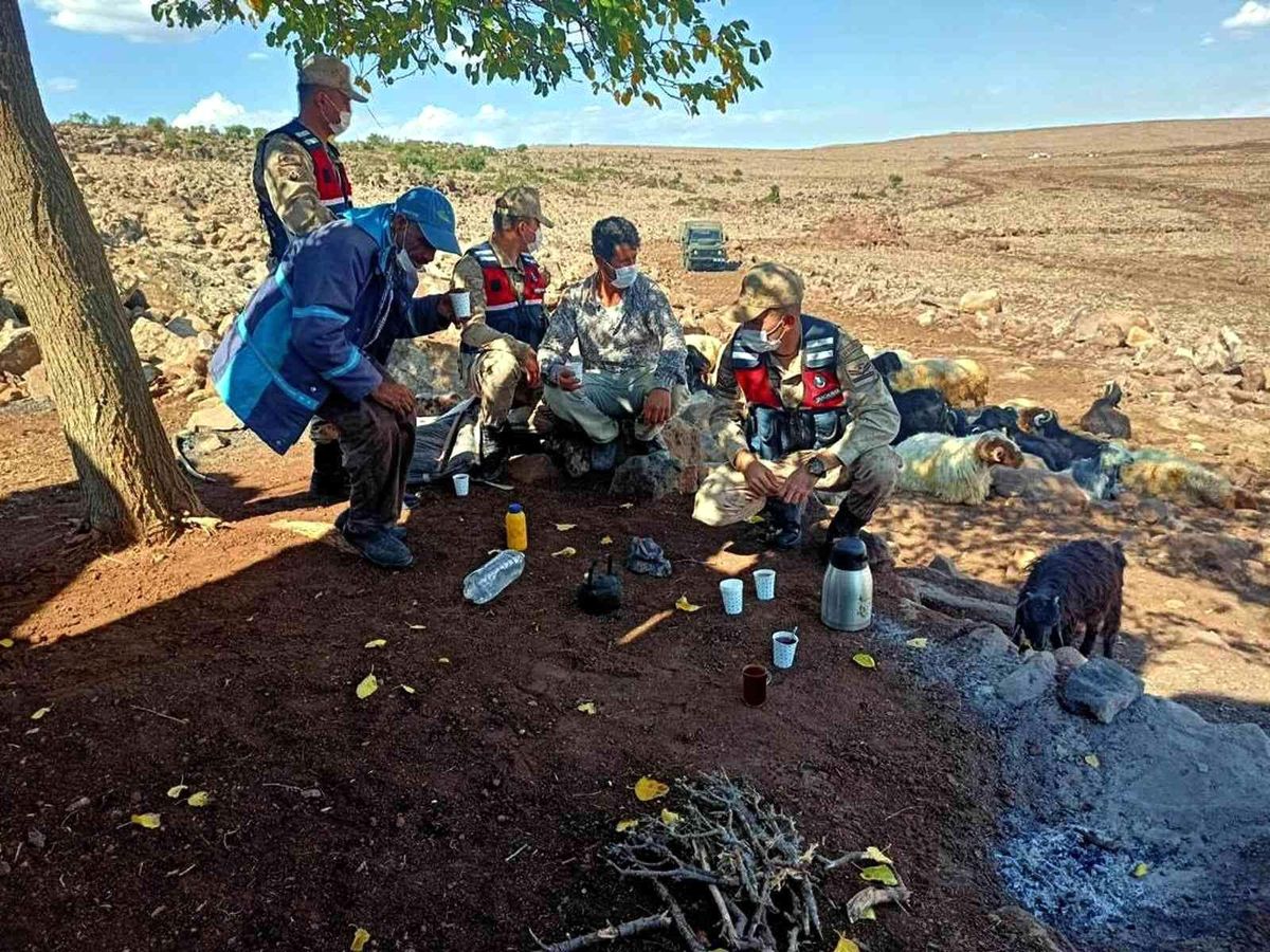 Jandarma, çay sohbetinde çobanlarla buluştu