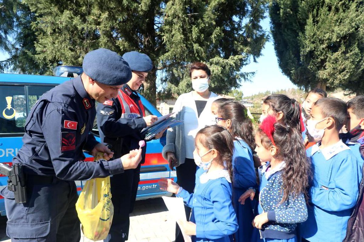 Son dakika 3. sayfa: Jandarma çocuklara doğa ve hayvan sevgisini anlattı