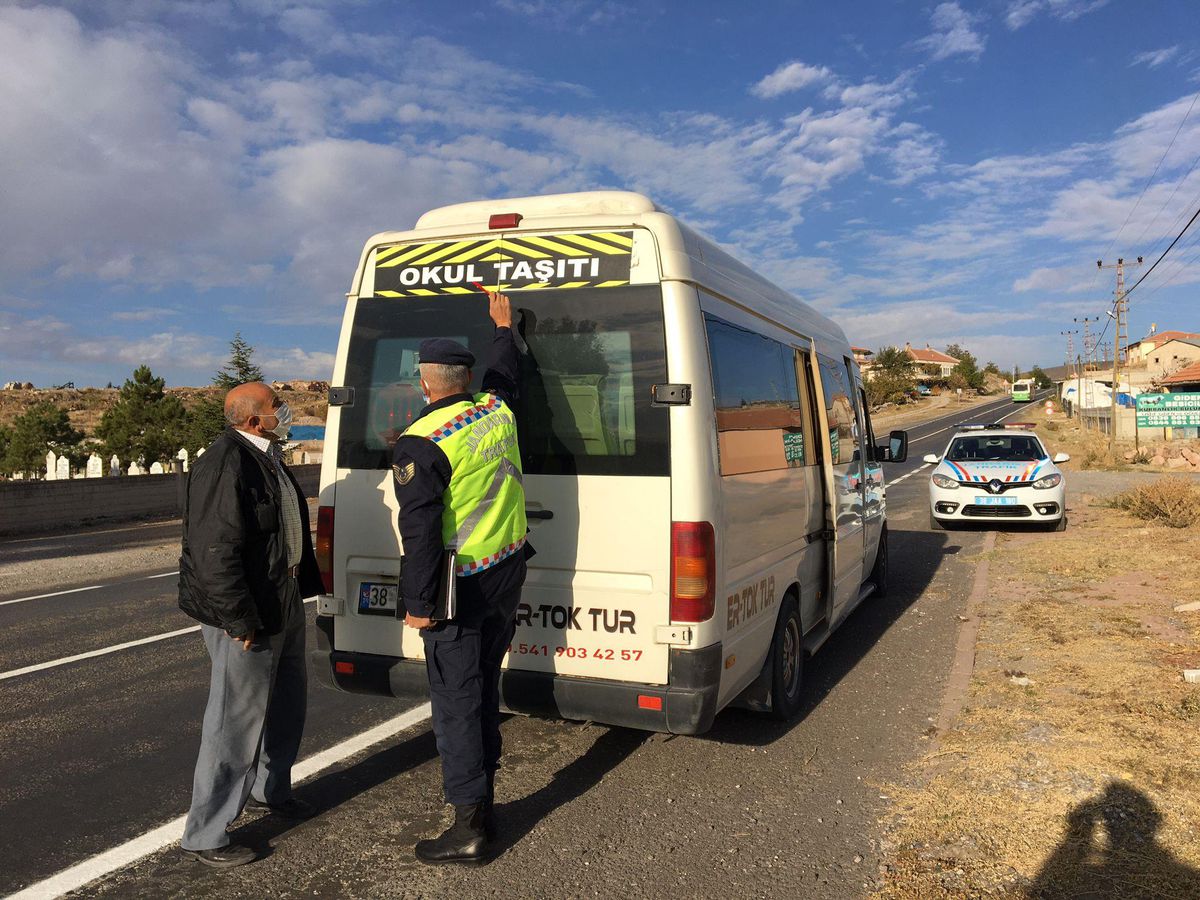 Kayseri\'de jandarma okul çevrelerini ve servis araçlarını denetledi