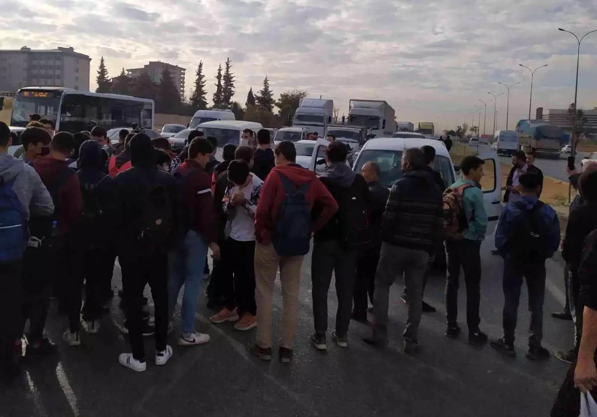 Son dakika: Kazalara tepki gösteren vatandaşlar otoyolu trafiğe kapattı