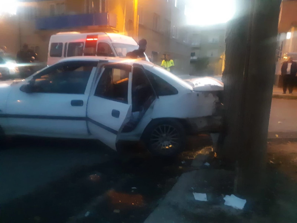 Konya\'da otomobil ile öğrenci servisinin çarpışması sonucu 4 kişi yaralandı