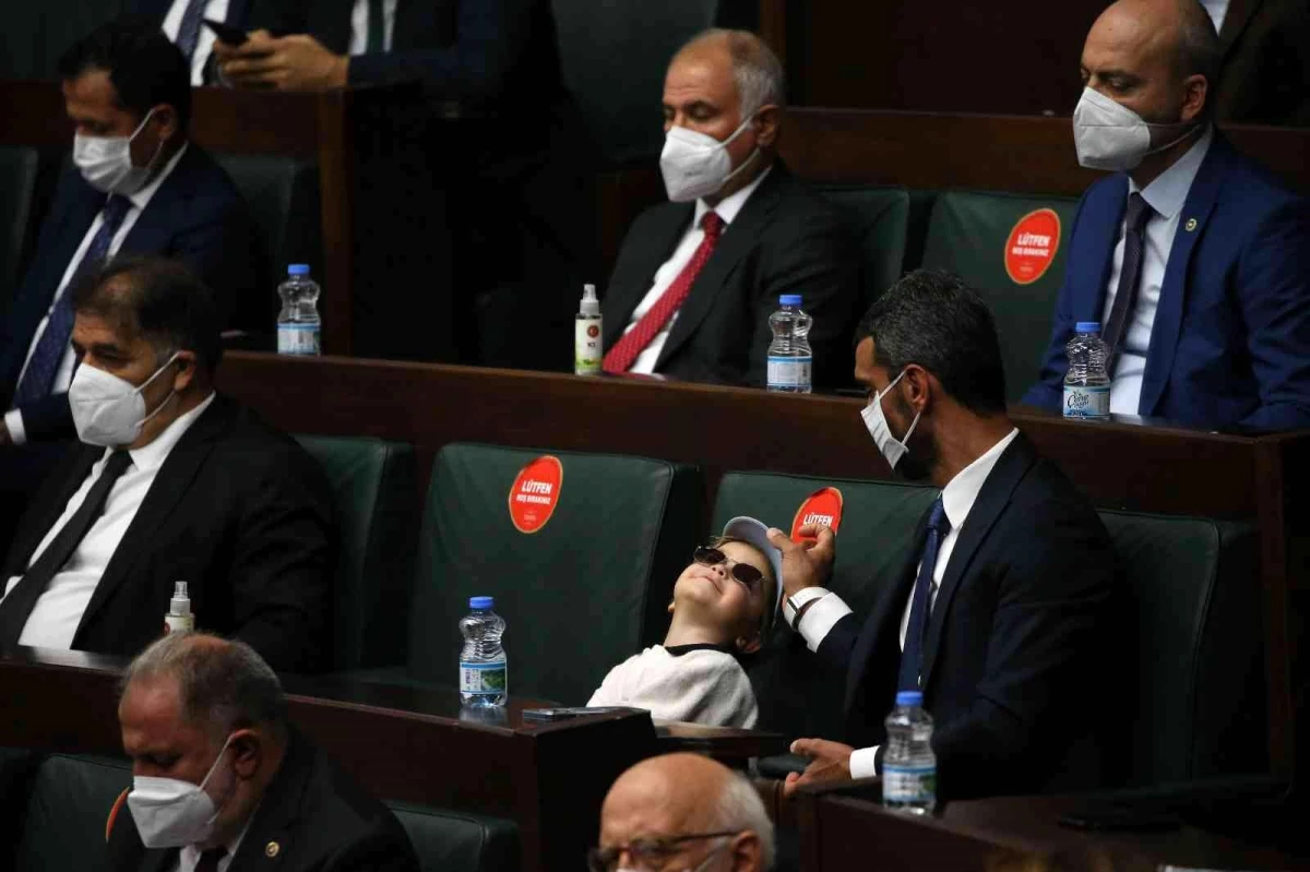 Meclisin minik konuğu, AK Parti Grup Toplantısını izledi