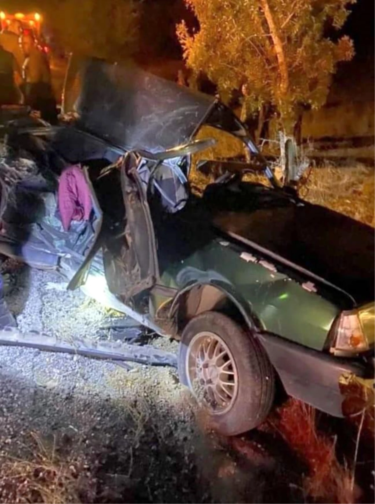Motosiklete çarpan otomobil ardından karşı yönden gelen kamyonla çarpıştı: 2 kardeş öldü, 1 yaralı