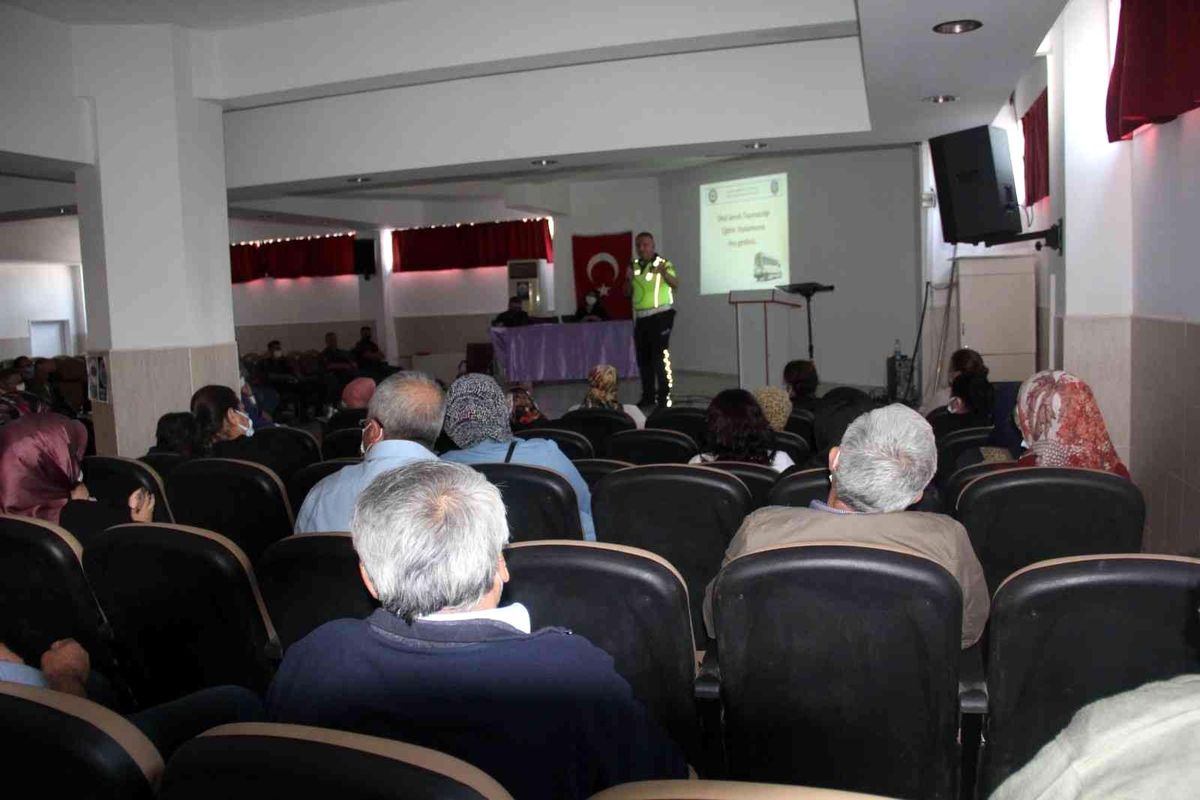 Okul servis şoförlerine ve rehber personellere trafik eğitimi