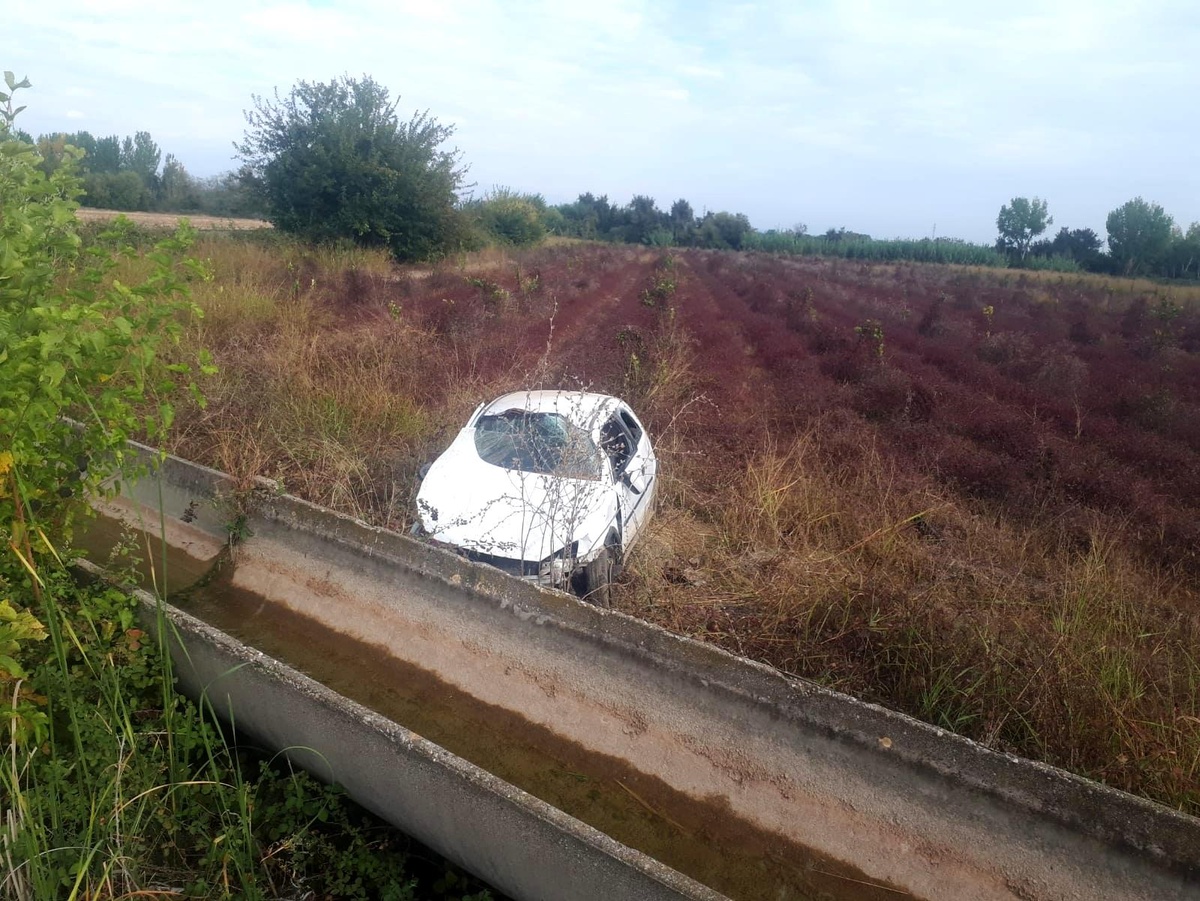 Otomobili tarlaya uçtu, sürücü kayıplara karıştı