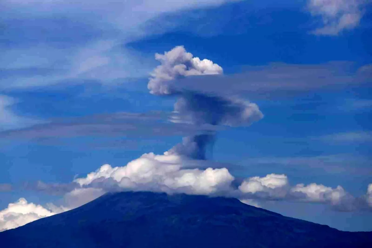 Popocatepetl Yanardağı kül ve duman püskürtmeye devam ediyor