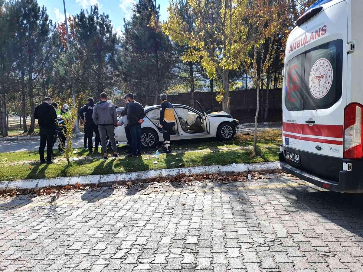 Sürücü virajı alamayarak ağaca çarptı: 4 yaralı