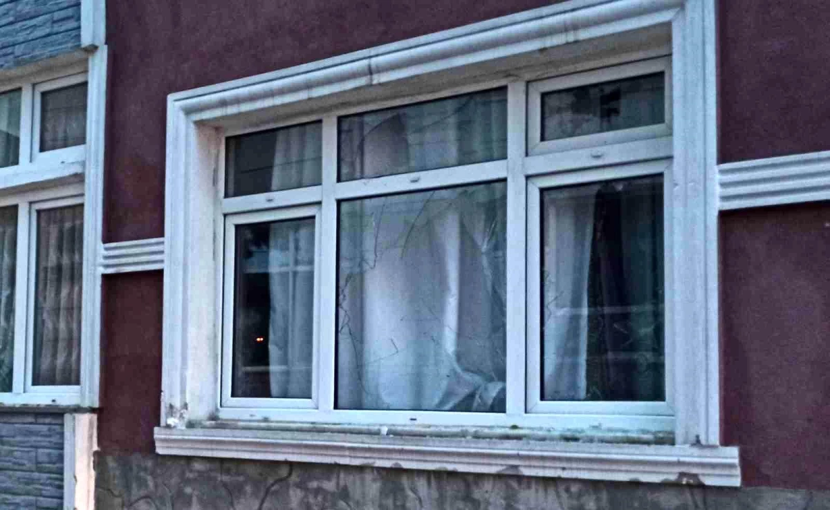 Taciz iddiası sonrası 60 yaşındaki şüphelinin evini taşladılar