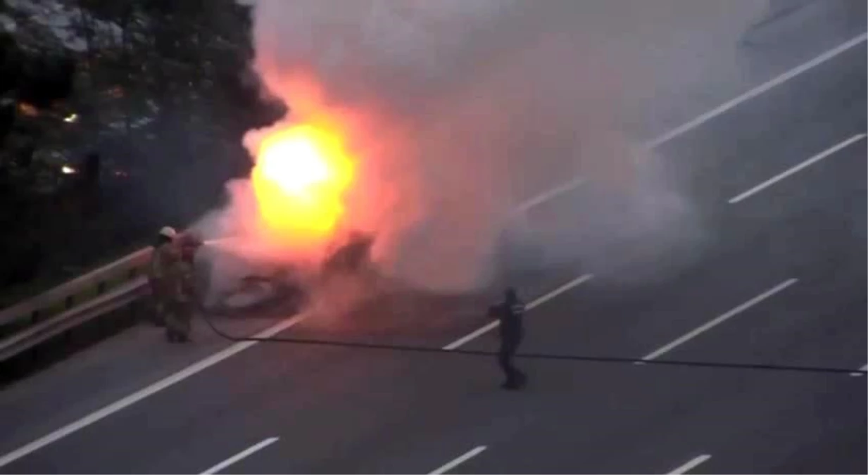 TEM\'de otomobil alev alev yandı, trafik kilitlendi