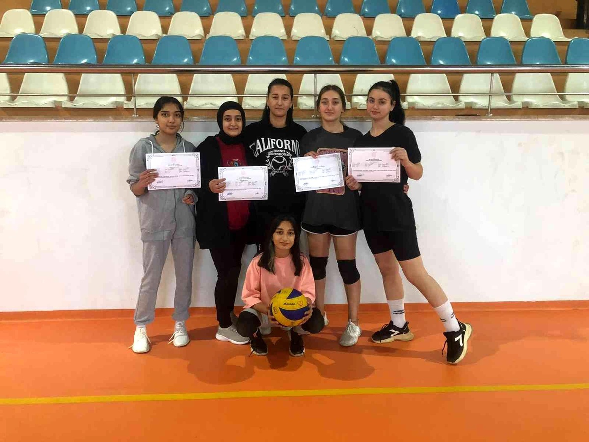 288 saatlik voleybol kurs tamamlandı
