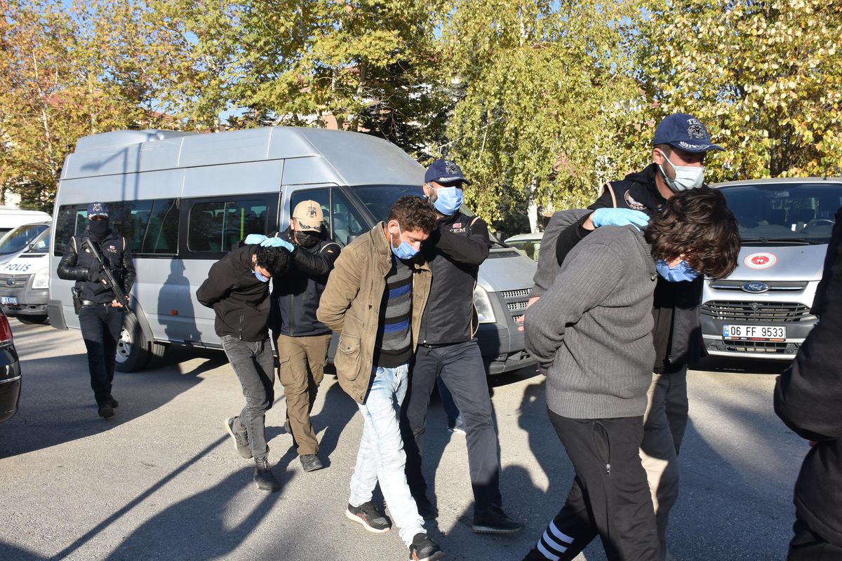 Afyonkarahisar\'da yakalanan 4 DEAŞ şüphelisi adliyede