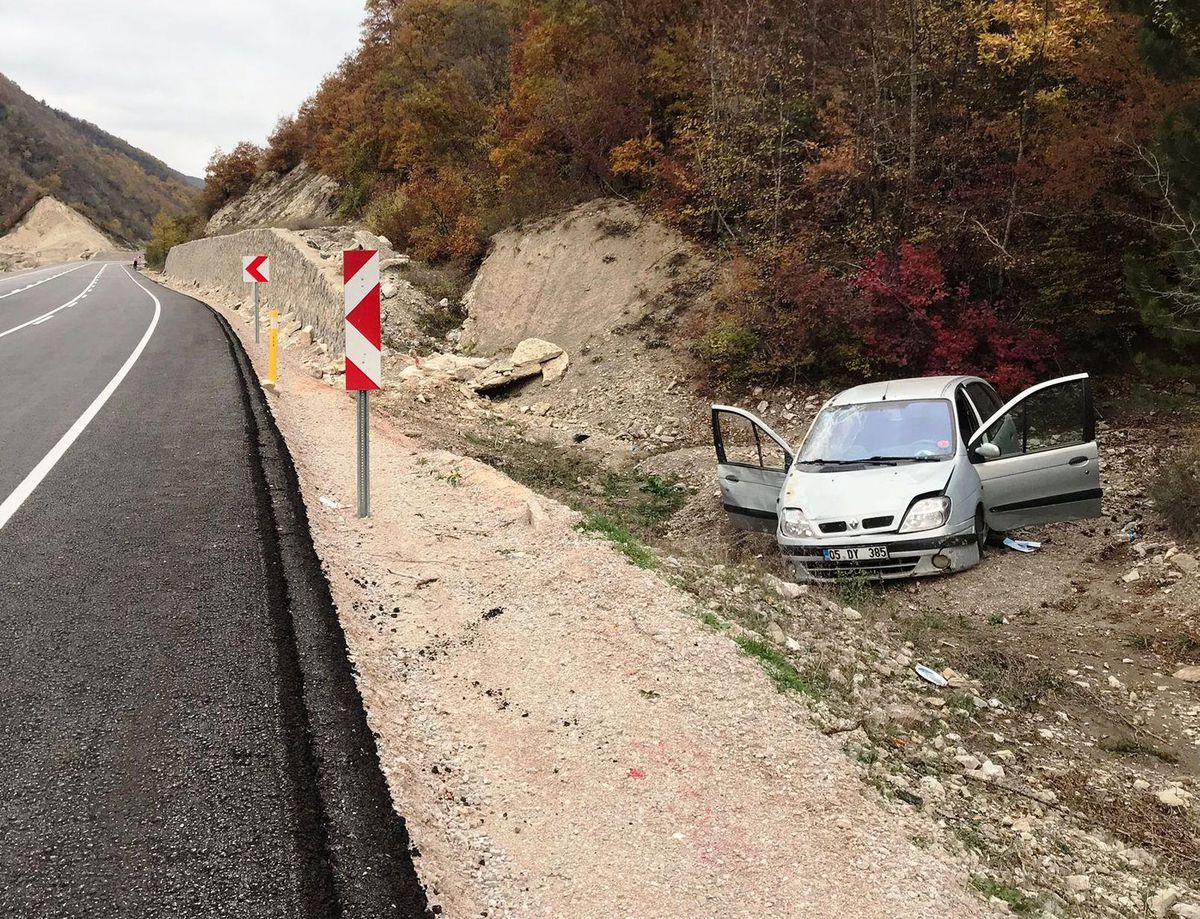 Amasya\'da tabelaya çarpan otomobildeki 2 kişi yaralandı