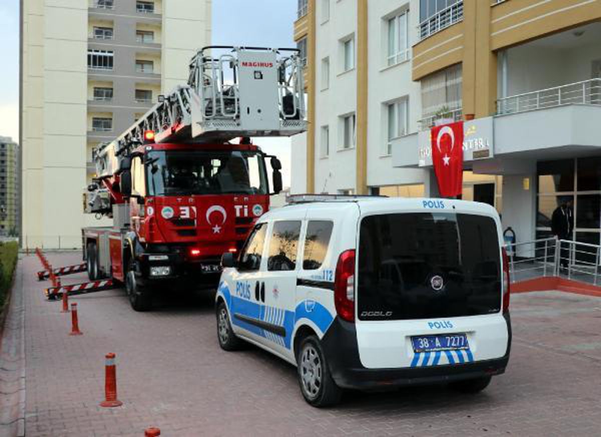 Annesini evlerinde alıkoyan kızı, 3 saatte ikna edildi