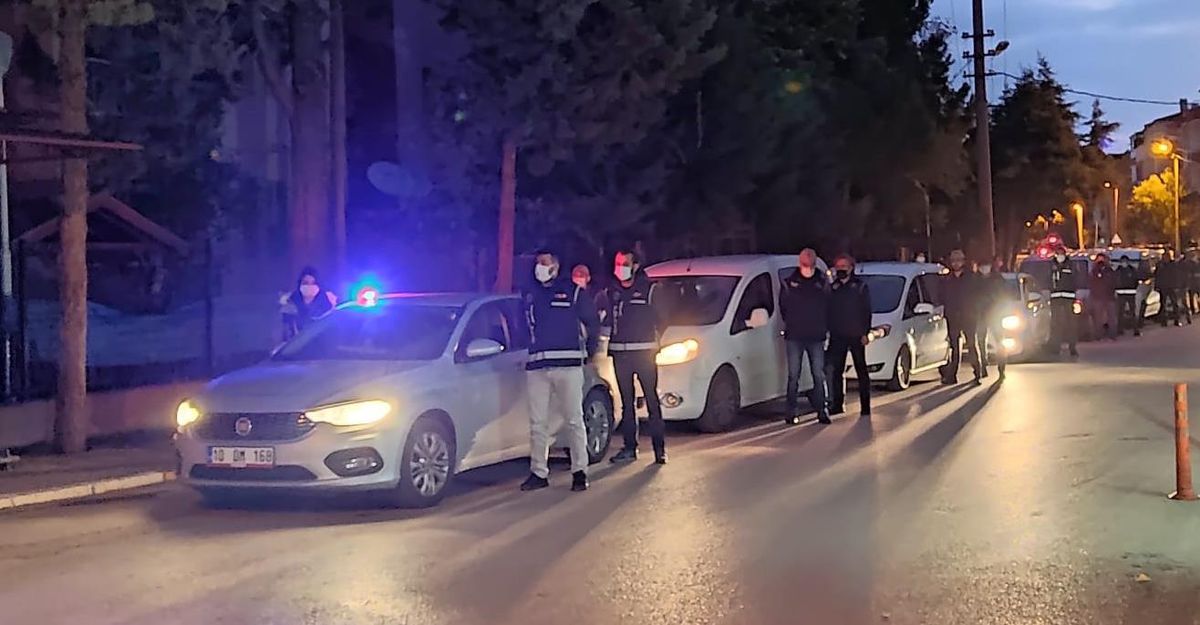 Balıkesir\'deki FETÖ\'nün "askeri mahrem yapılanmasına" yönelik operasyonda 6 şüpheli tutuklandı