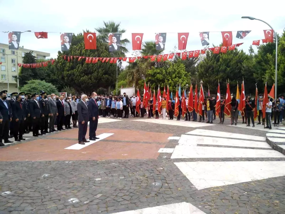 Bozyazı\'da Cumhuriyet Bayramının 98. yılı kutlamaları çelenk sunumuyla başladı