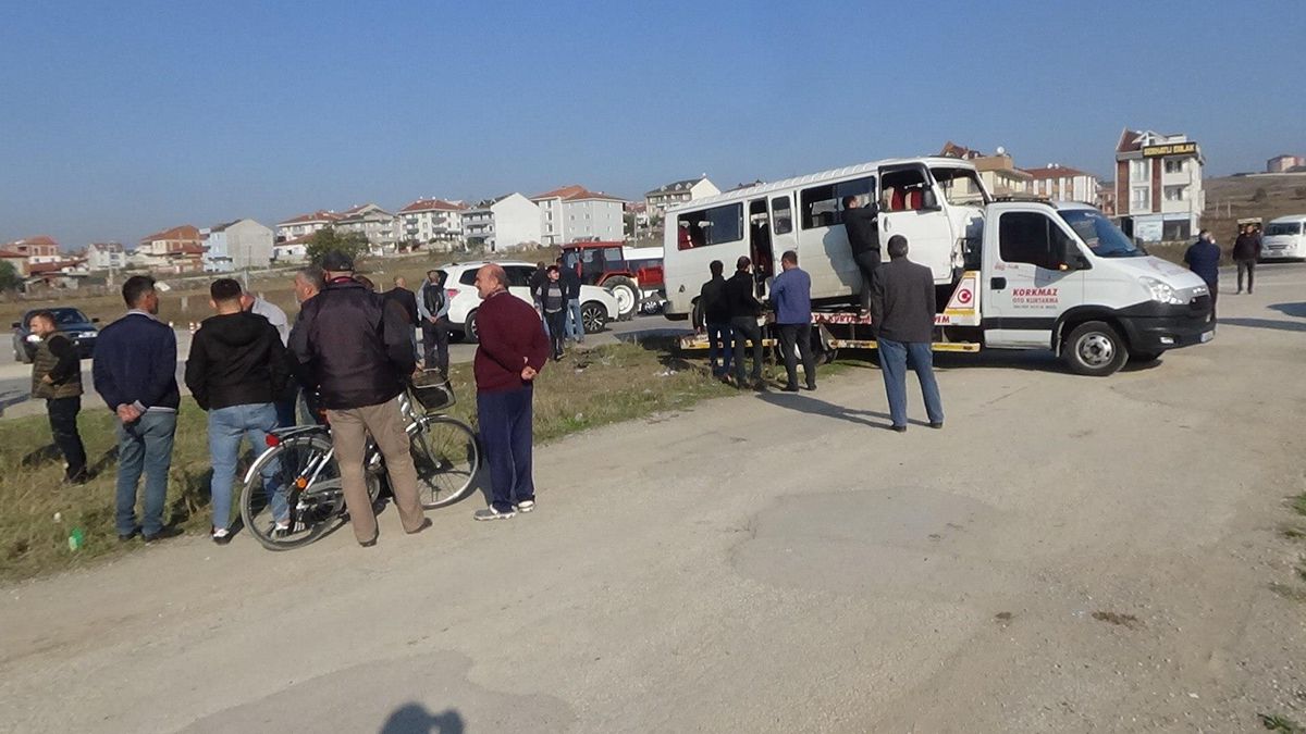 Bursa\'da iki minibüsün çarpışması sonucu 13 kişi yaralandı