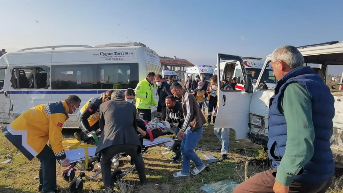 Bursa\'da iki minibüsün çarpışması sonucu 15 kişi yaralandı
