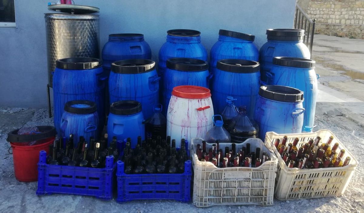Çanakkale\'de barakada bin 300 litre sahte içki bulundu