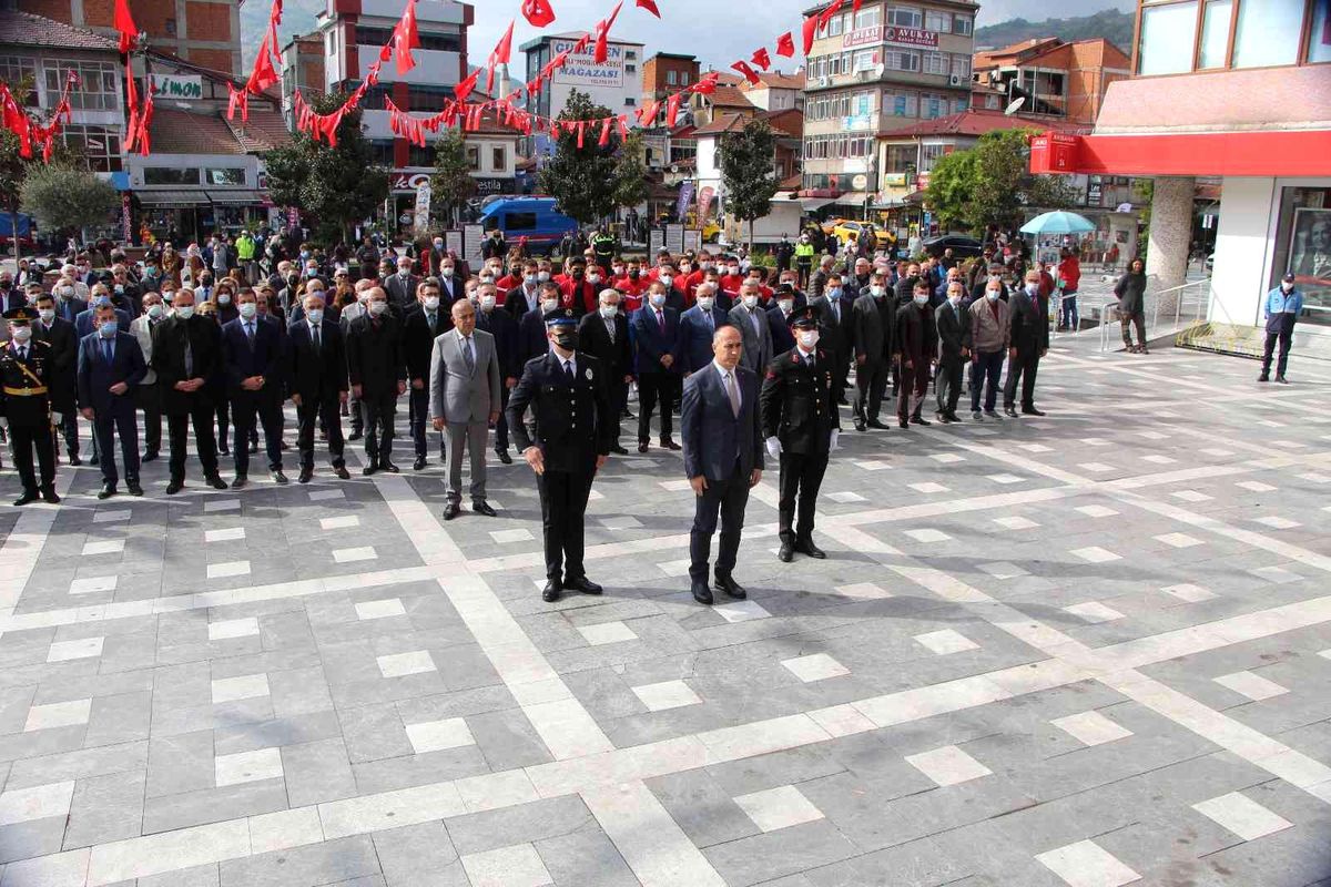 Devrek\'te 29 Ekim Cumhuriyet Bayramı çelenk sunma merasimi düzenlendi