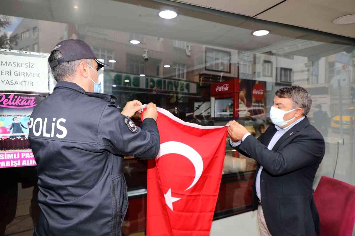 Dilovası\'nda esnafa Türk bayrağı hediye edildi