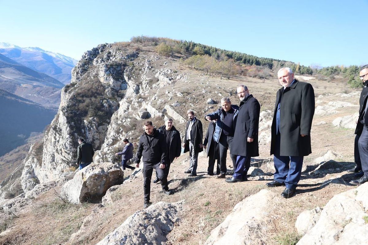 Son dakika: Diyanet İşleri Başkan Erbaş, Azerbaycan\'ın işgalden kurtarılan topraklarında şehitler için dua etti
