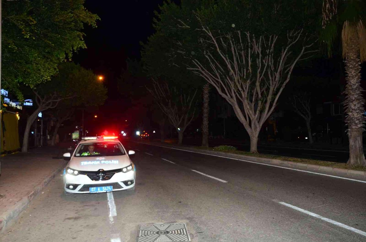 Son dakika haberi... Dur ihtarına uymayan sürücü, polisin bileğini çatlattı