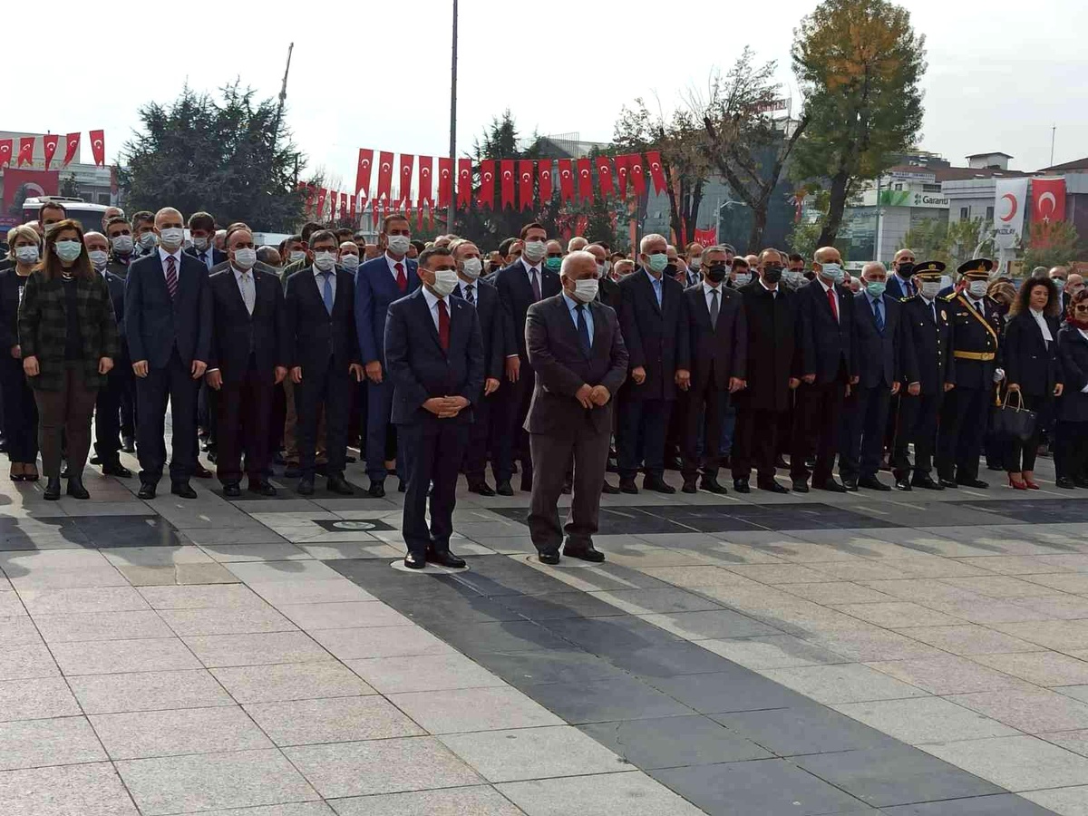 Düzce\'de Cumhuriyet Bayramı çelenk koyma töreni ile başladı