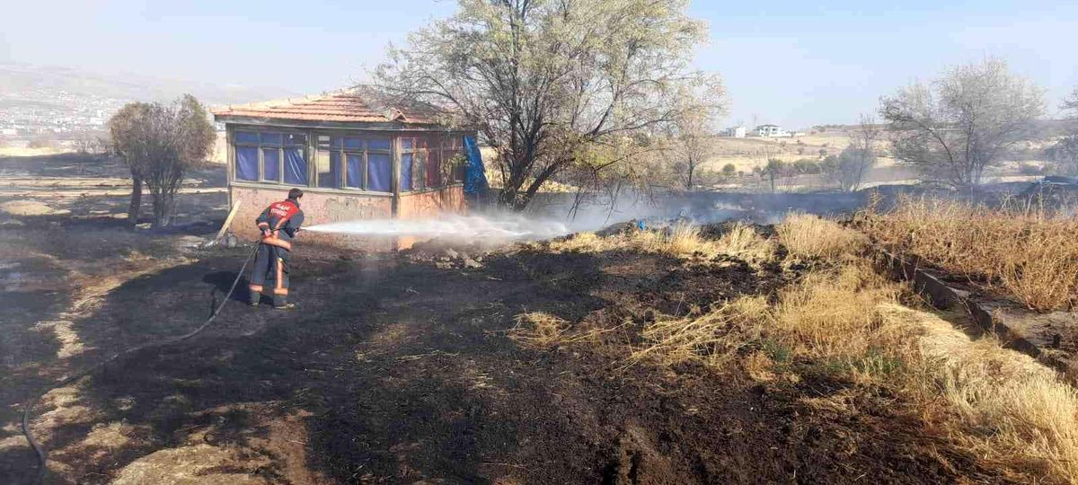 Elazığ\'da ot yangını paniğe neden oldu