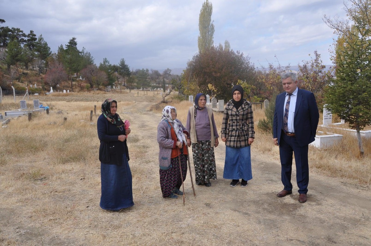 Ermenek\'teki maden faciasında yaşamını yitiren işçiler mezarları başında anıldı